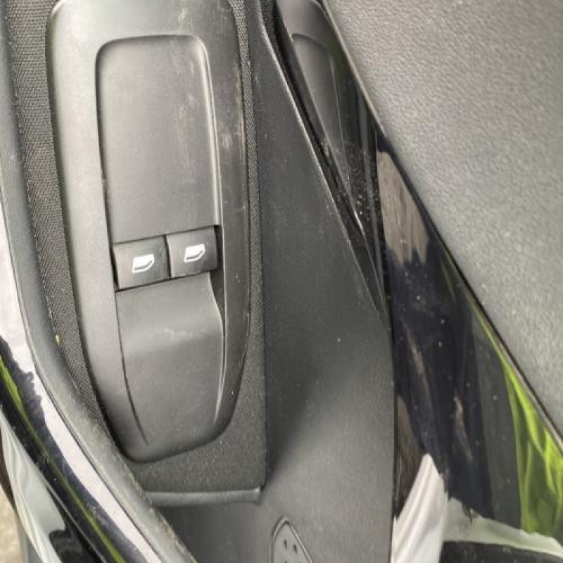 Anti brouillard arriere PEUGEOT 208 1 Photo n°15