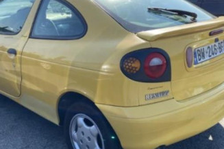 Charniere de capot RENAULT MEGANE 1