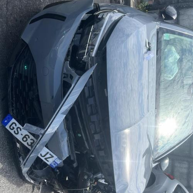 Feu arriere stop central OPEL CORSA F Photo n°20
