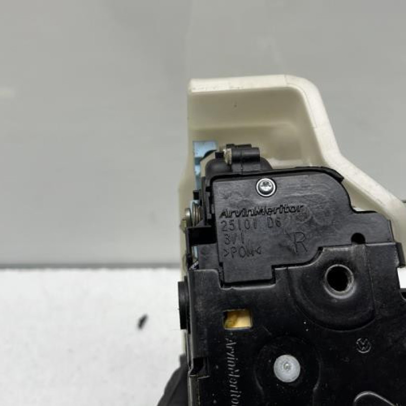 Serrure arriere droit VOLKSWAGEN GOLF 5 Photo n°5