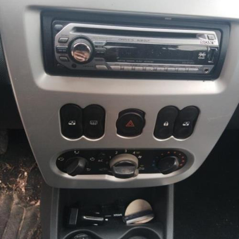 Feu arriere stop central DACIA SANDERO 1 Photo n°5