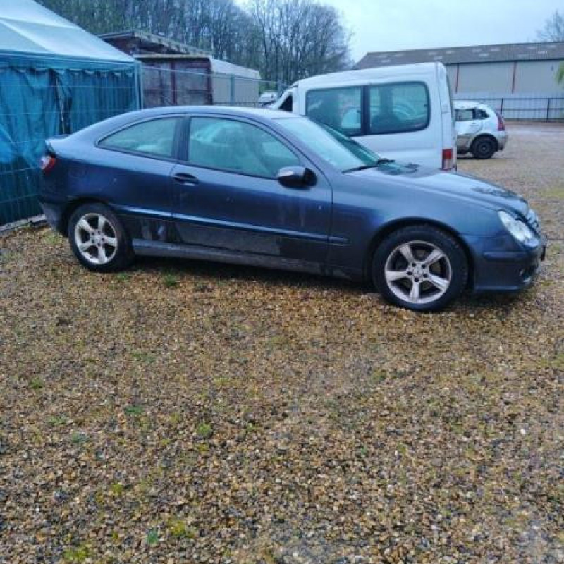 Pare choc arriere MERCEDES CLASSE C 203 COUPE SPORT Photo n°15
