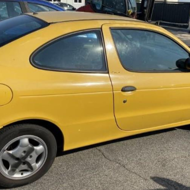 Poignee porte avant gauche RENAULT MEGANE 1 Photo n°6