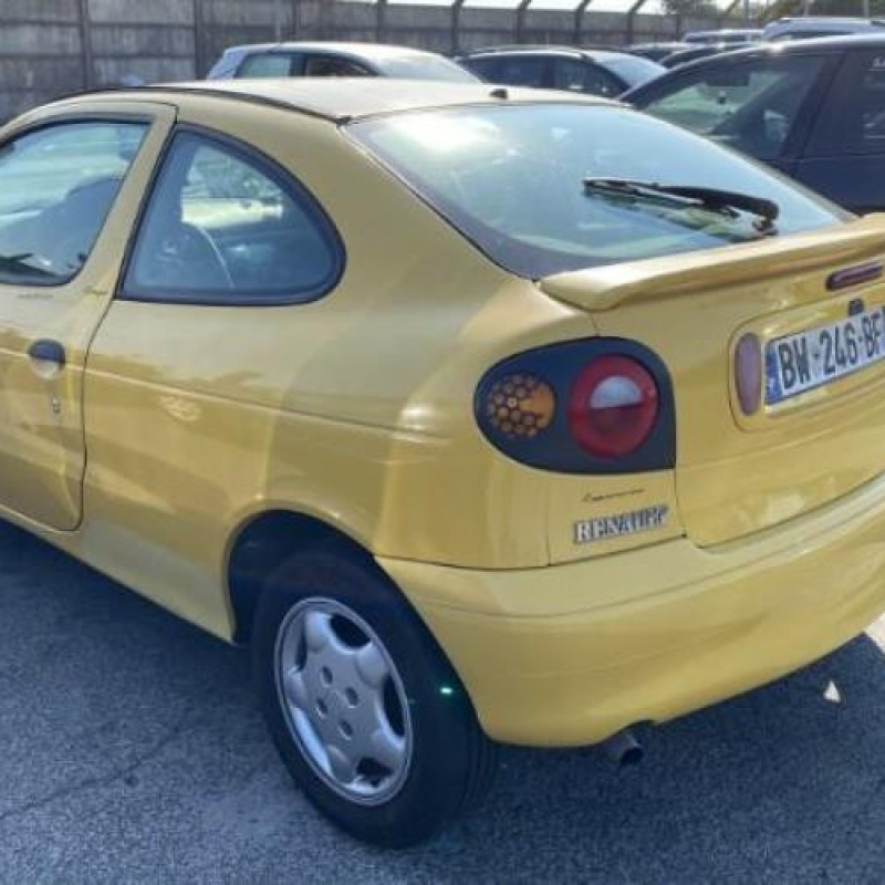 Poignee porte avant gauche RENAULT MEGANE 1 Photo n°12