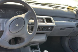 Pare choc arriere RENAULT CLIO 1