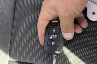 Pare boue arriere droit OPEL VIVARO 3