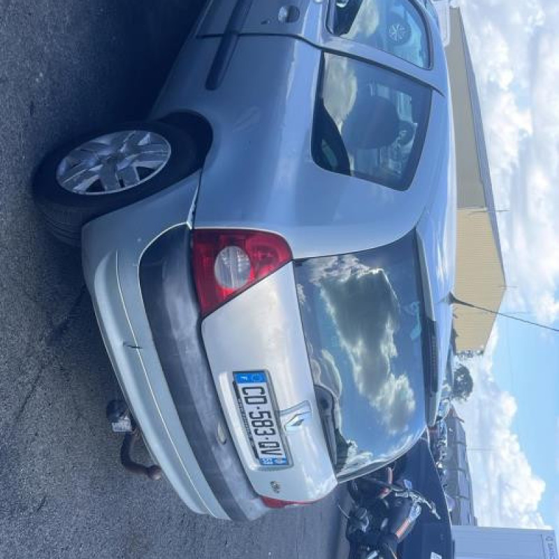 Feu arriere stop central RENAULT CLIO 2 Photo n°8