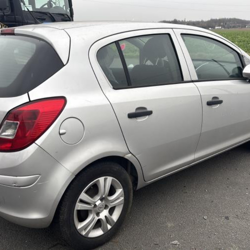 Feu arriere stop central OPEL CORSA D Photo n°3