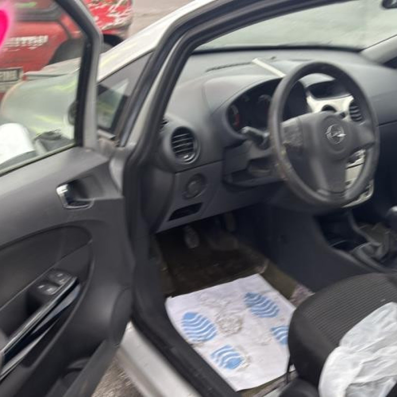 Feu arriere stop central OPEL CORSA D Photo n°9