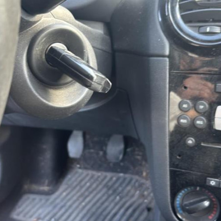 Bouton de coffre OPEL CORSA D