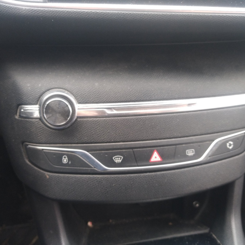 PEUGEOT 308 2 PHASE 1 1.6 HDI - 8V TURBO Photo n°9