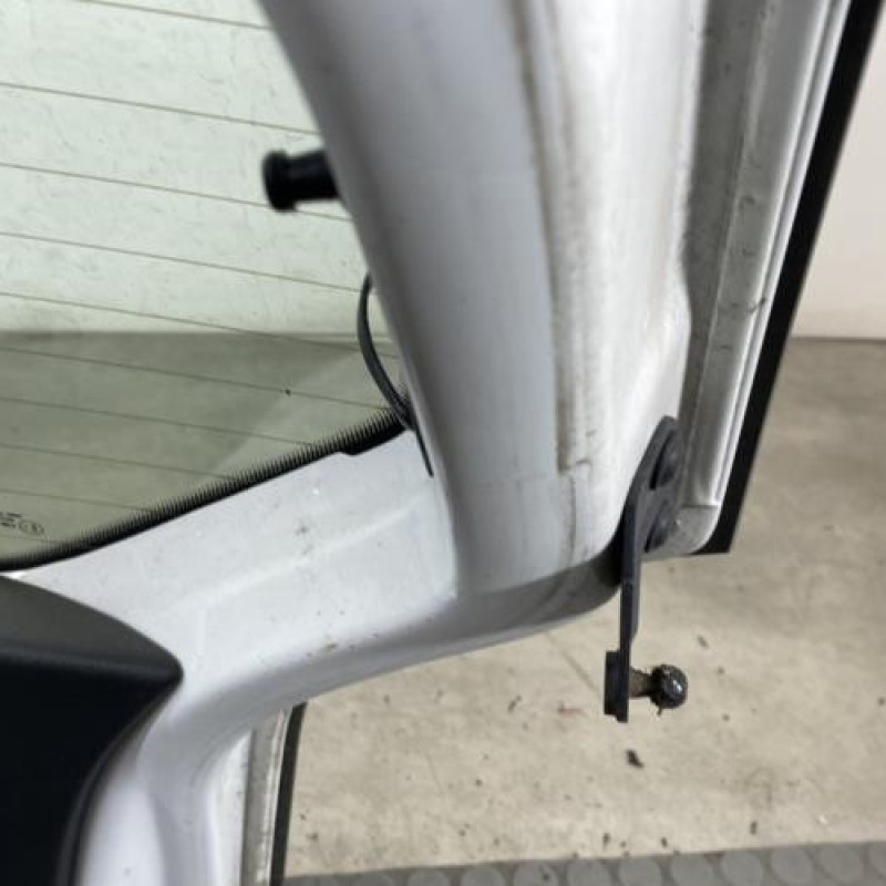 Malle/Hayon arriere VOLKSWAGEN UP Photo n°8