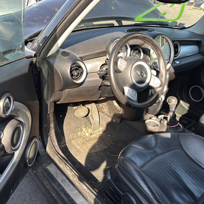 MINI MINI 2 R55 CLUBMAN PHASE 1 BREAK 1.6D - 16V TURBO COOPER D Photo n°19