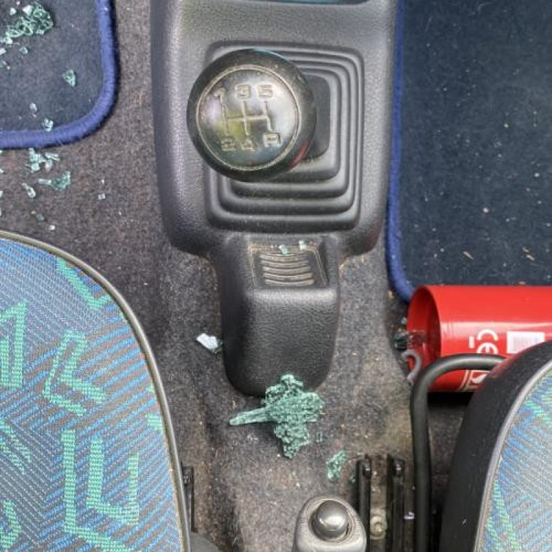 Bouton de warning PEUGEOT 106 Photo n°15