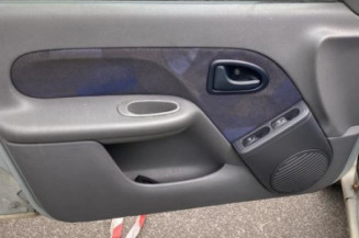 Attache ceinture arriere gauche RENAULT CLIO 2