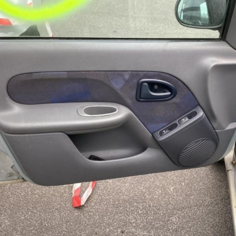 Attache ceinture arriere gauche RENAULT CLIO 2 Photo n°9