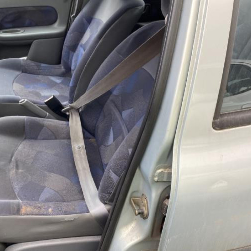 Attache ceinture arriere gauche RENAULT CLIO 2 Photo n°10