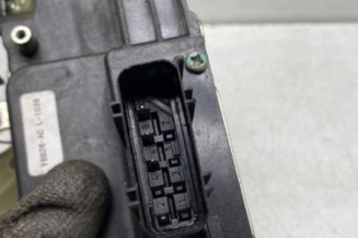 Serrure avant droit FORD FIESTA 5