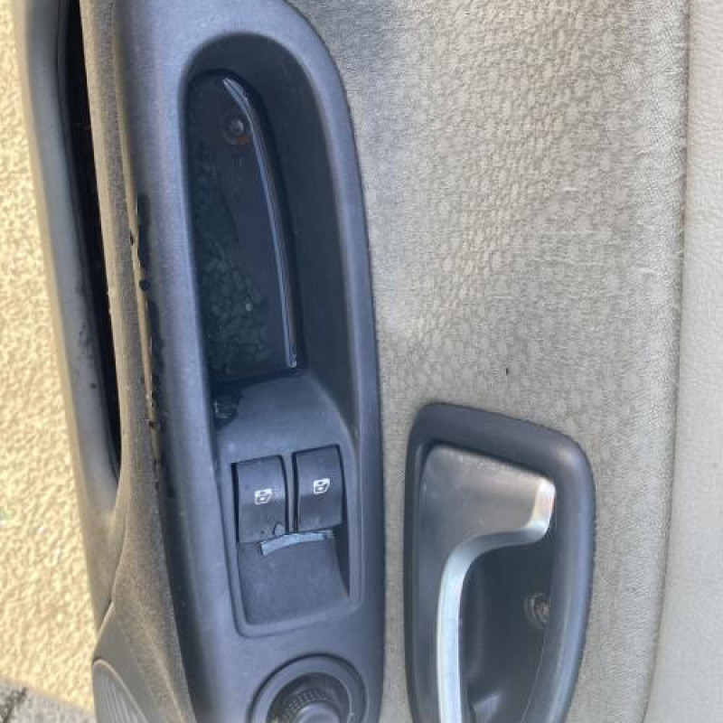Poignee porte avant droit RENAULT CLIO 2 Photo n°12