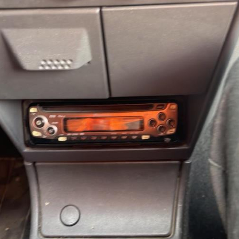 Anti brouillard arriere gauche PEUGEOT 205 Photo n°4