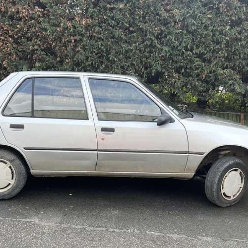 Optique avant secondaire gauche (feux)(clignotant) PEUGEOT 205 Photo n°12