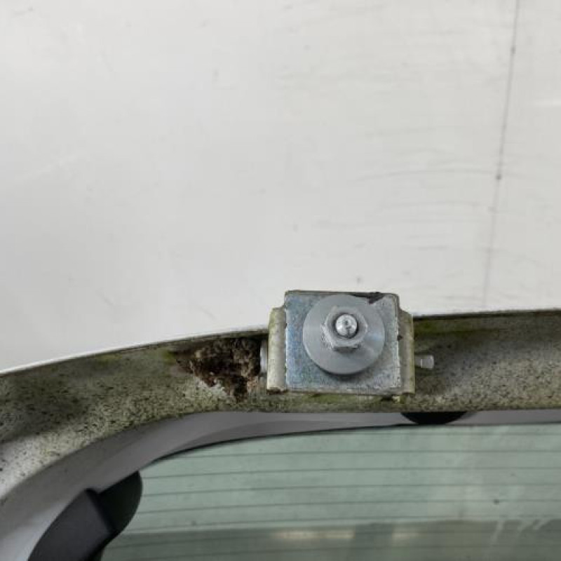 Malle/Hayon arriere FORD FIESTA 6 Photo n°6