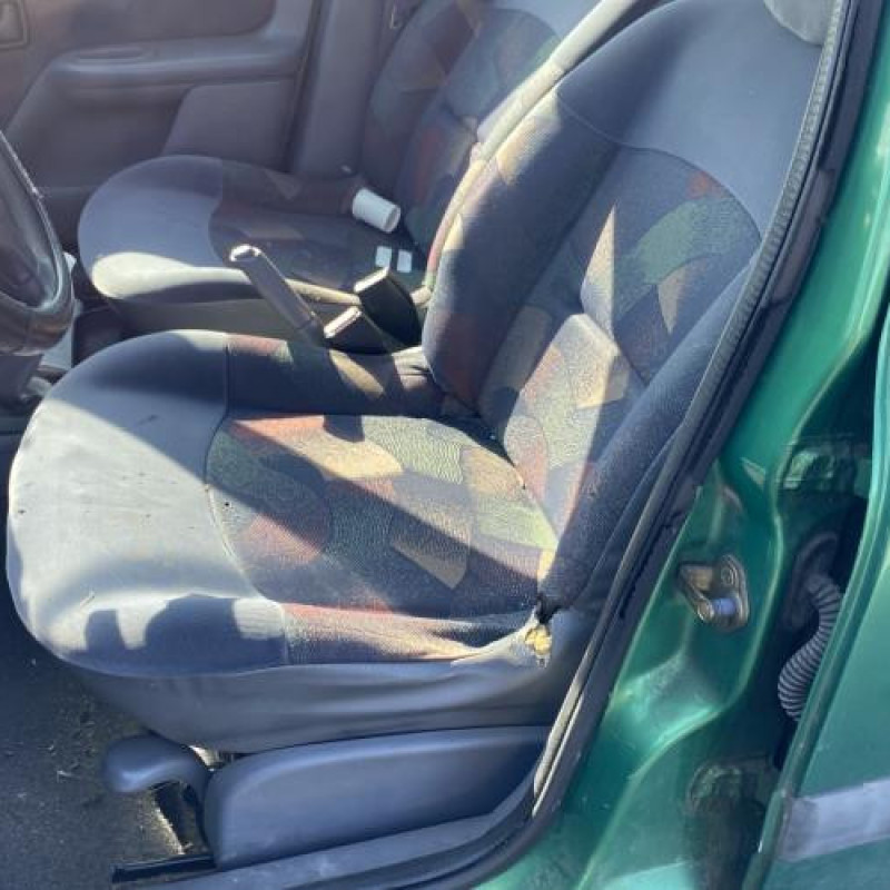 Pare choc avant RENAULT CLIO 2 Photo n°17