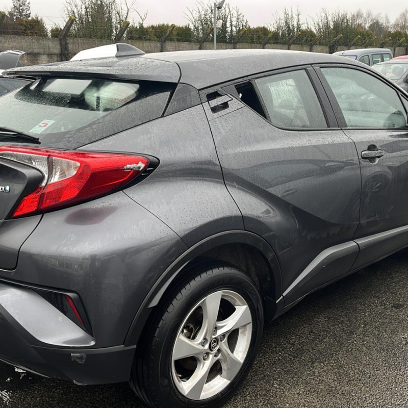 TOYOTA C-HR 1.8i - 16V HYBRID Photo n°5
