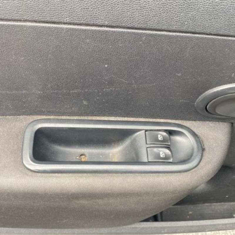 Face avant RENAULT CLIO 3 Photo n°16