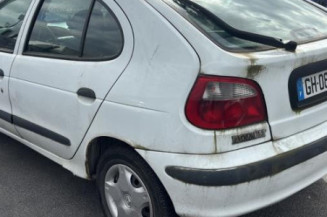 Pare choc avant RENAULT MEGANE 1