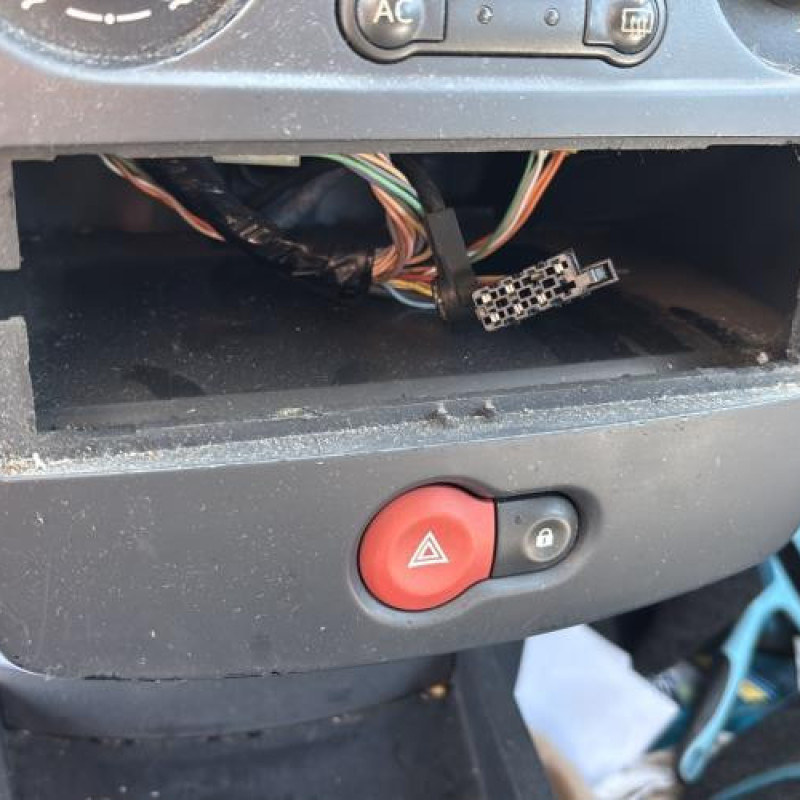 Interrupteur de leve vitre avant droit RENAULT CLIO 3 Photo n°19