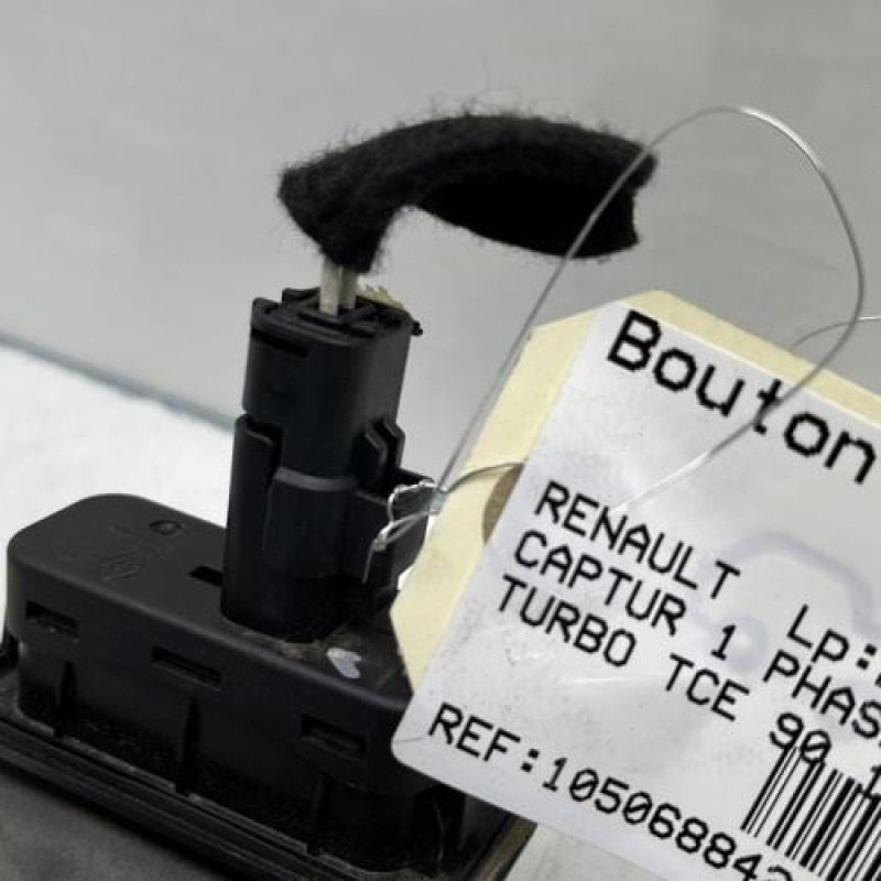 Bouton de coffre RENAULT CAPTUR 1 Photo n°3