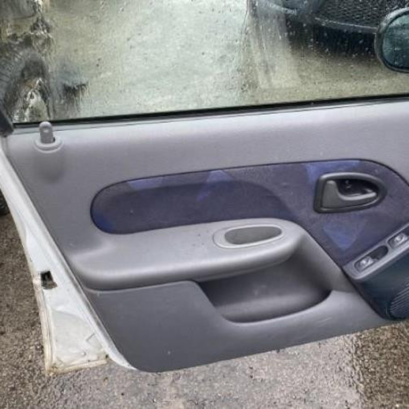 Feu arriere principal gauche (feux) RENAULT CLIO 2 Photo n°9