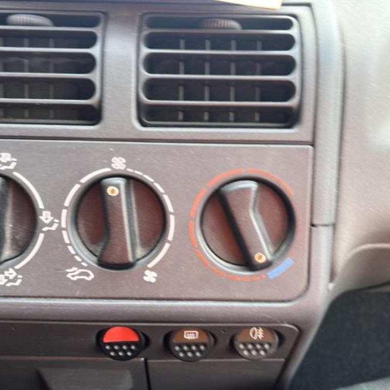 Poignee interieur arriere gauche PEUGEOT 205 Photo n°8