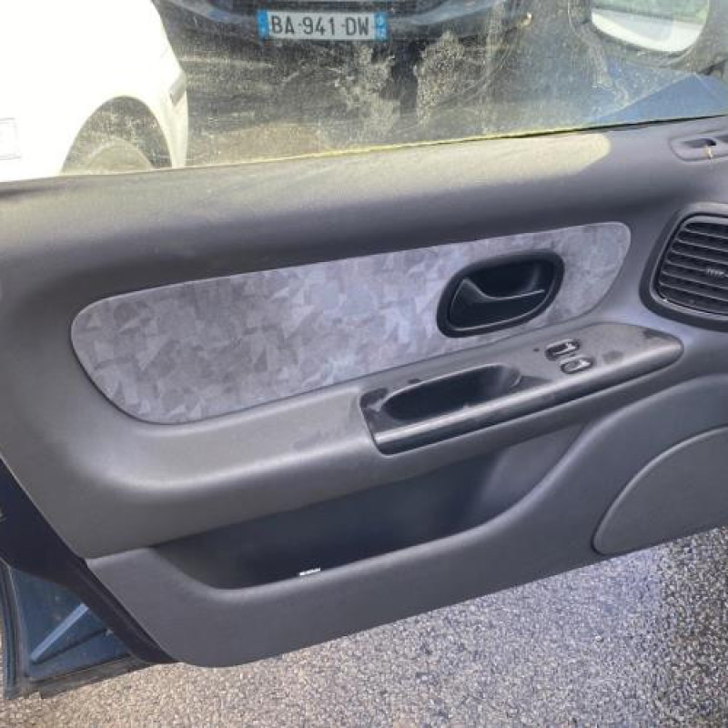 Poignee porte avant gauche RENAULT LAGUNA 1 Photo n°13