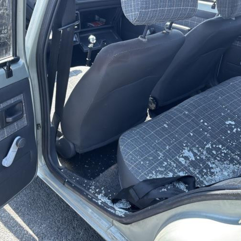 Poignee interieur arriere droit PEUGEOT 205 Photo n°10