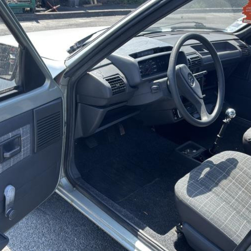 Vitre arriere droit PEUGEOT 205 Photo n°9