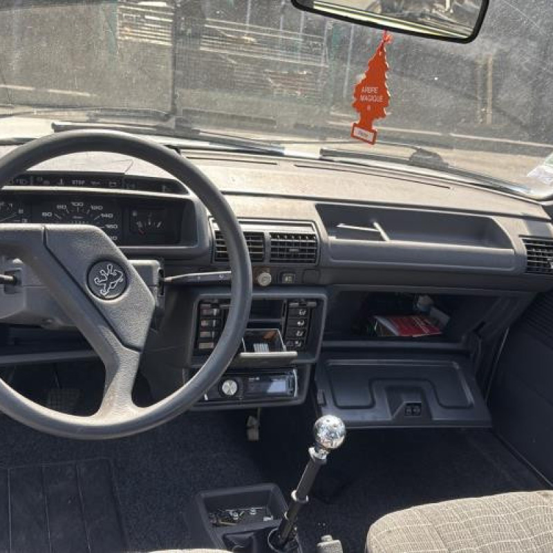 Vitre arriere droit PEUGEOT 205 Photo n°13