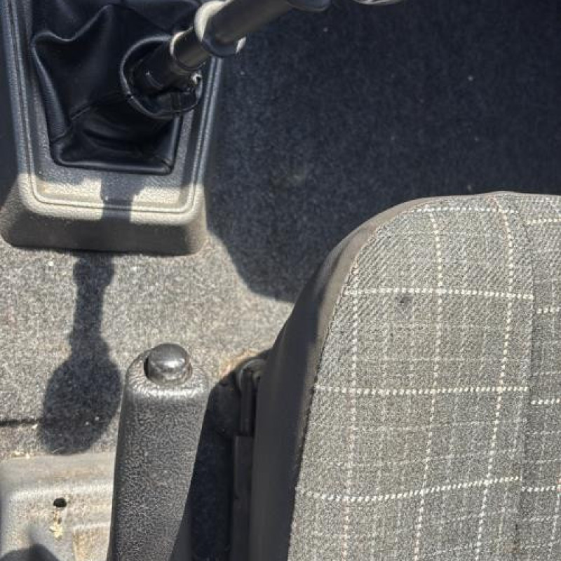 Vitre arriere droit PEUGEOT 205 Photo n°15