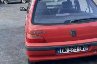 Vitre arriere droit PEUGEOT 106