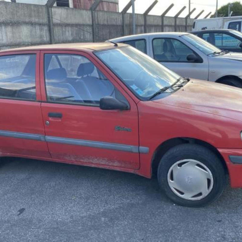 Vitre arriere droit PEUGEOT 106 Photo n°17