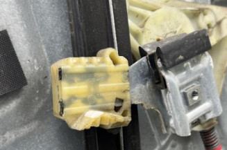 Leve vitre electrique avant gauche VOLKSWAGEN POLO 4
