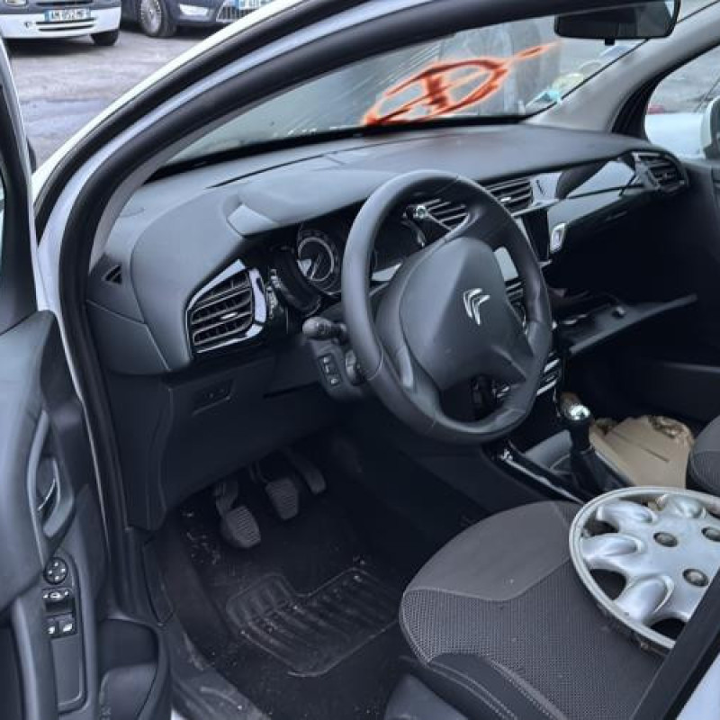 Pare boue arriere droit CITROEN C3 2 Photo n°11