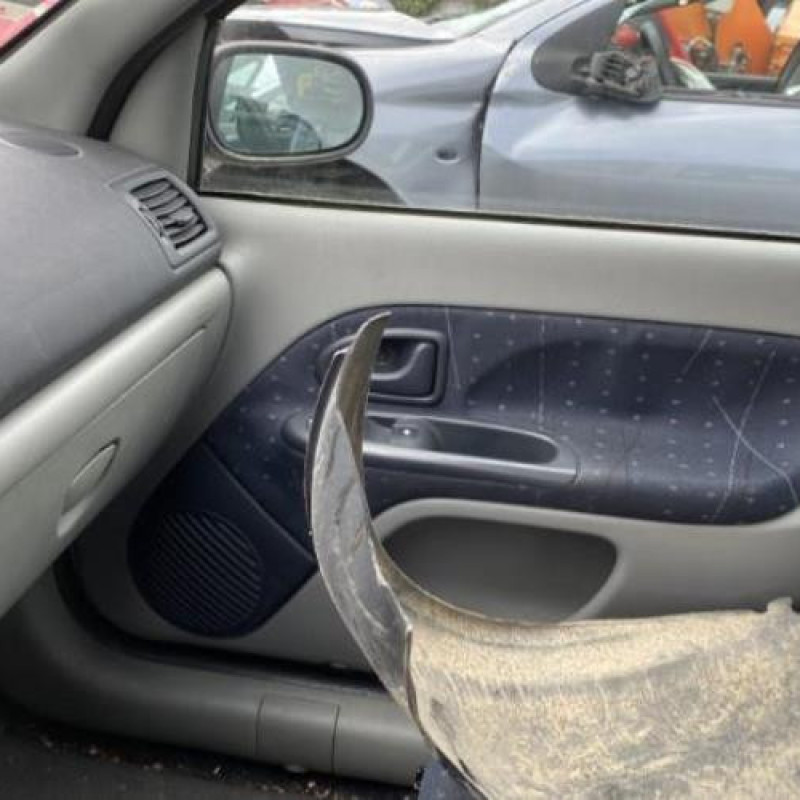 Pompe à carburant RENAULT CLIO 2 Photo n°17