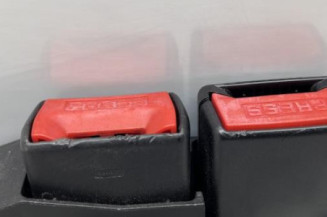 Attache ceinture arriere droit RENAULT CLIO 3