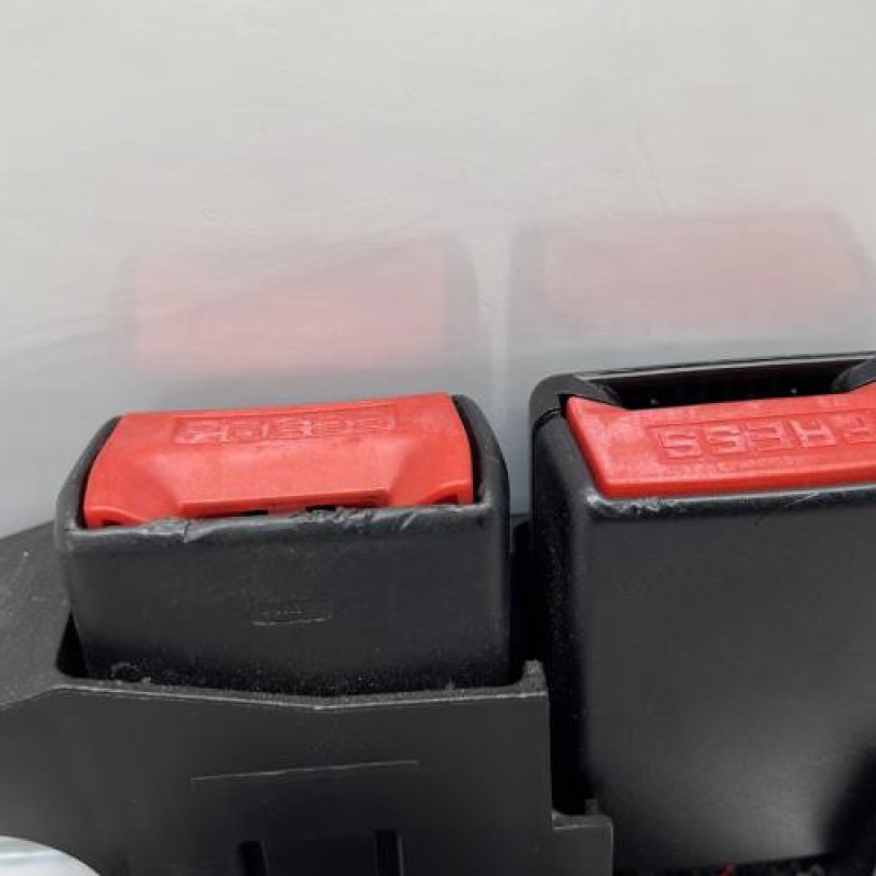 Attache ceinture arriere droit RENAULT CLIO 3 Photo n°3