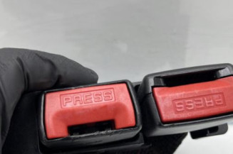 Attache ceinture arriere droit RENAULT CLIO 3