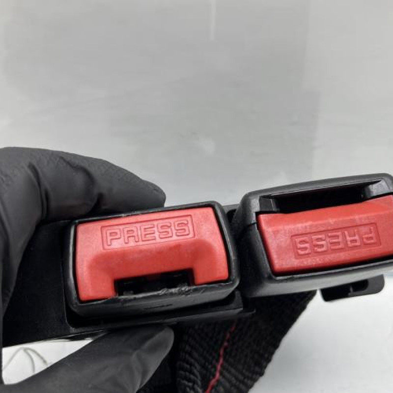 Attache ceinture arriere droit RENAULT CLIO 3 Photo n°4