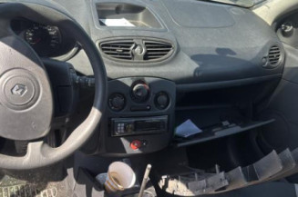 Attache ceinture arriere droit RENAULT CLIO 3