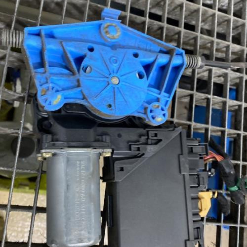 Leve vitre electrique arriere droit AUDI A4 2 Photo n°5